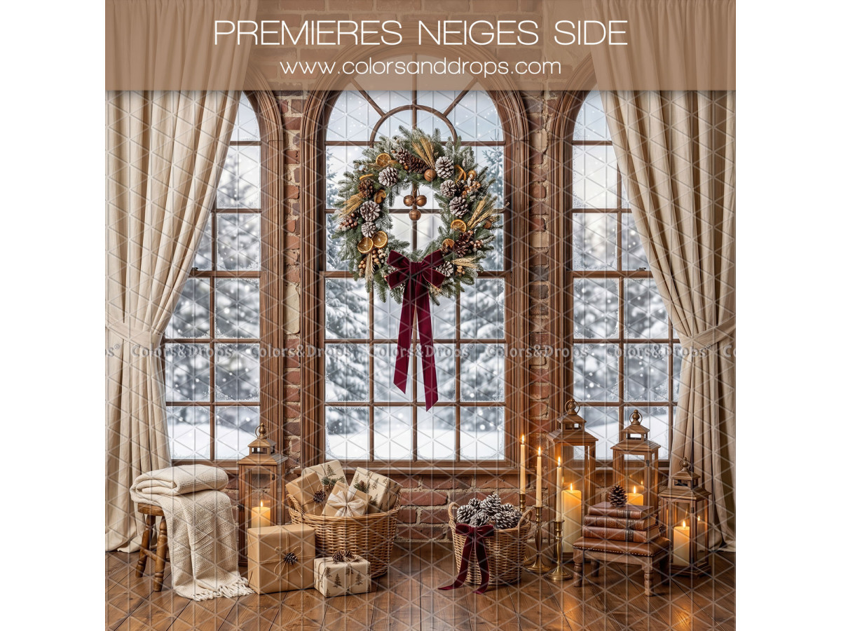 Fond photo latéral de Noël Premieres Neiges Side – fenêtres cintrées enneigées avec couronne et rideaux | Colors&Drops