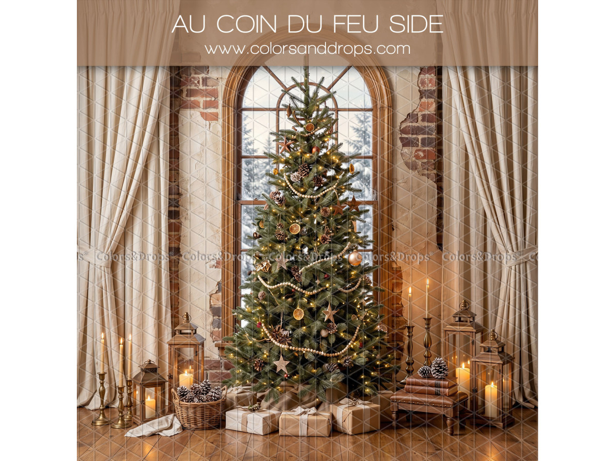 Fond photo latéral de Noël Au Coin du Feu Side – fenêtre cintrée avec sapin de Noël et rideaux | Colors&Drops