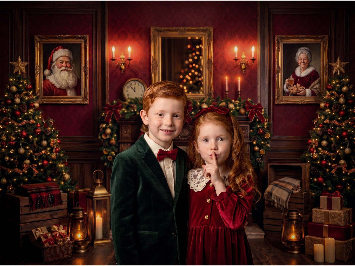 Fond photo de Noël Holly Manor – manoir de Noël rouge avec cheminée et portraits | Colors&Drops