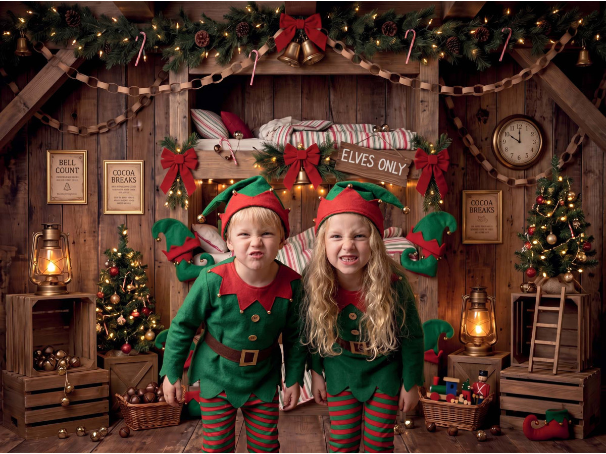 Fond photo de Noël Elf Quarters – quartiers des elfes avec lits superposés rayés | Colors&Drops