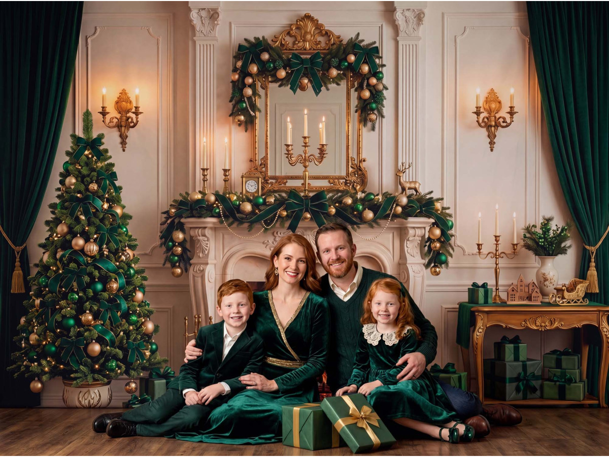 Fondo fotográfico de Navidad Evergreen – salón navideño clásico con chimenea y cortinas verdes | Colors&Drops
