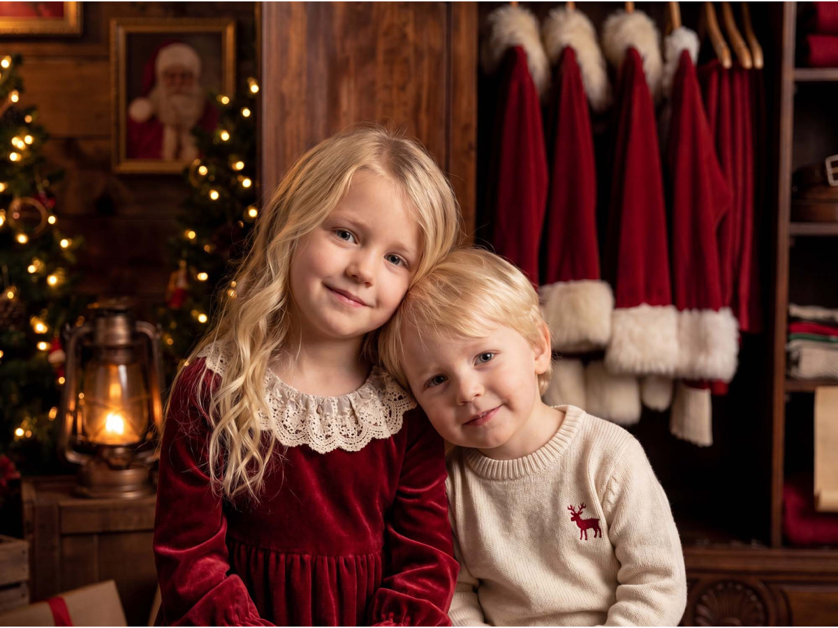 Fond photo de Noël L'Armoire – armoire du Père Noël avec costumes et sapins | Colors&Drops