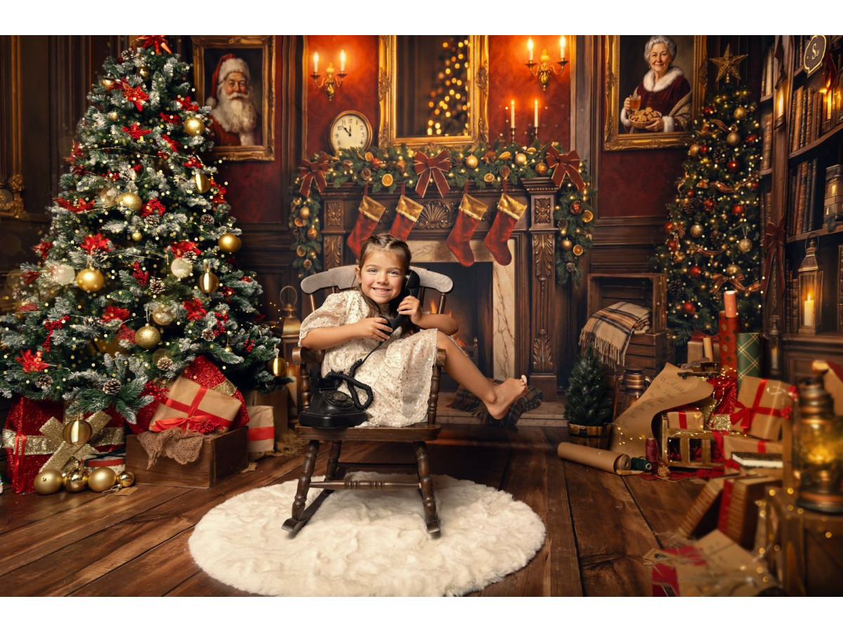 Fond photo de Noël Holly Manor – manoir de Noël rouge avec cheminée et portraits | Colors&Drops