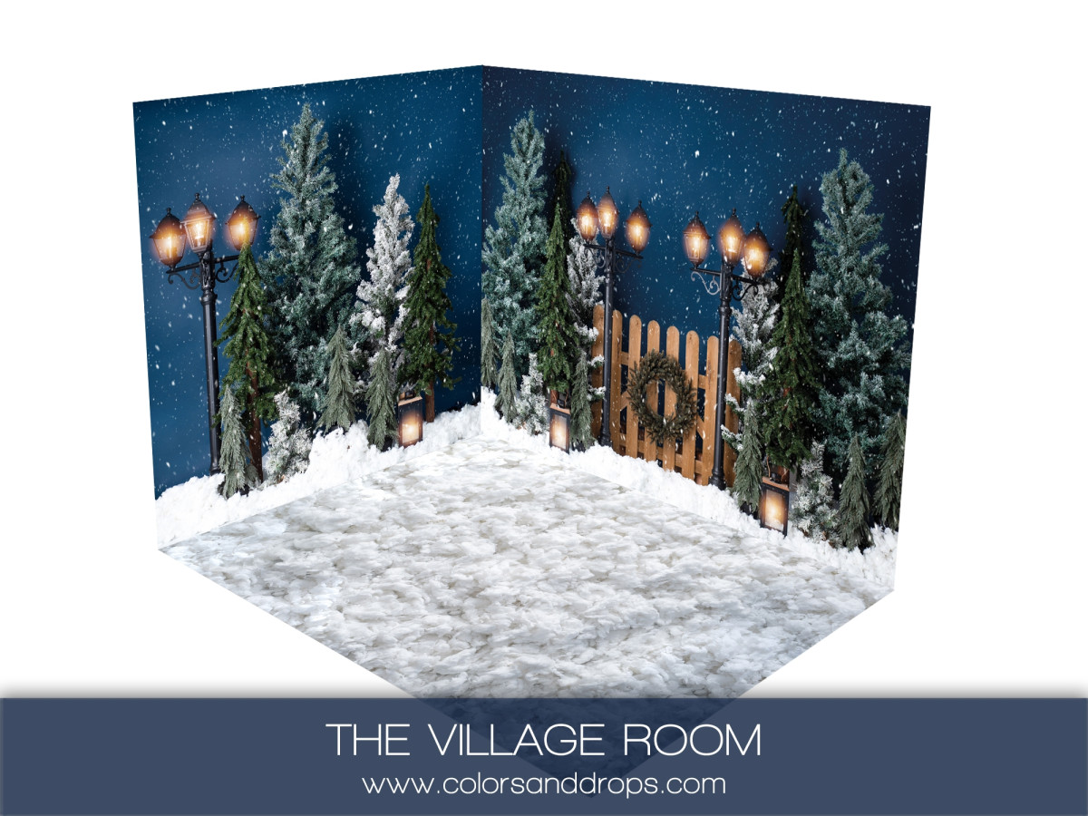 Fondo fotográfico de esquina de Navidad The Village – abetos nevados de noche con farolas y portón de madera | Colors&Drops