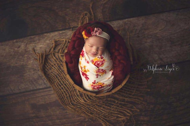 sol imitation parquet marron, séance photo bébé emmailloté, panier, Fond photo