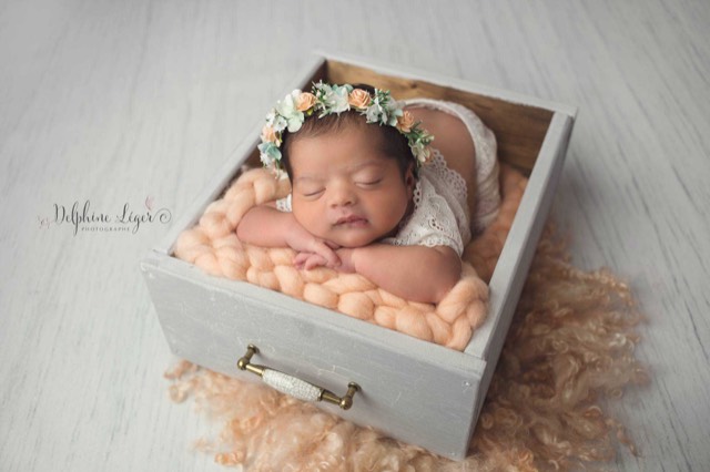 sol imitation plancher gfris clair, session photo naissance avec bébé endormi dans caisse en bois et flokati orangé, Fond photo