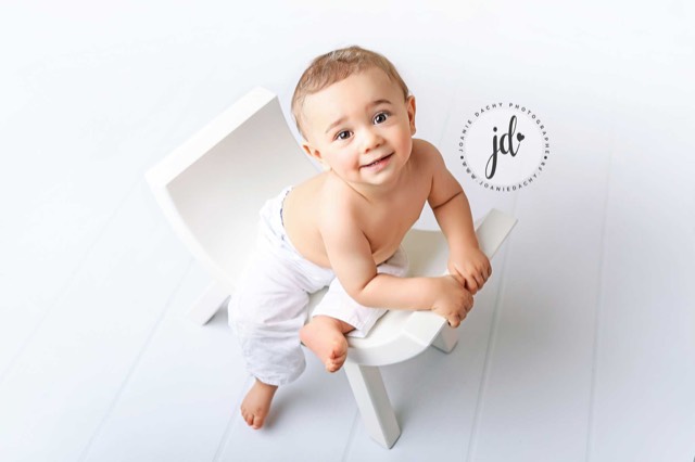 Sol imitation plancher blanc, séance bébé assis sur un banc blanc, Fond photo
