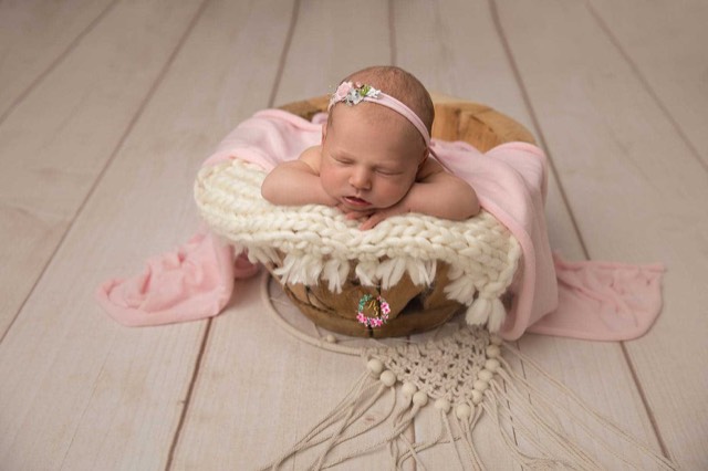Sol imitation parquet beige, session photo bébé endormi dans panier et draps rose et beige, Fond photo