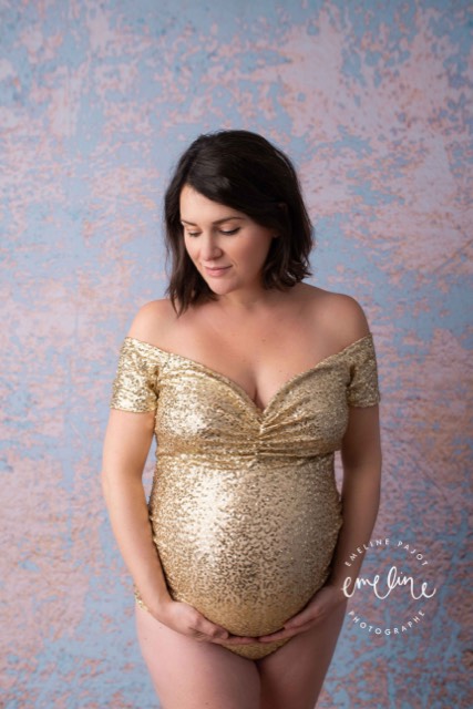 Texture rose et bleu, Photo femme enceinte avec body pailleté doré, Fond photo