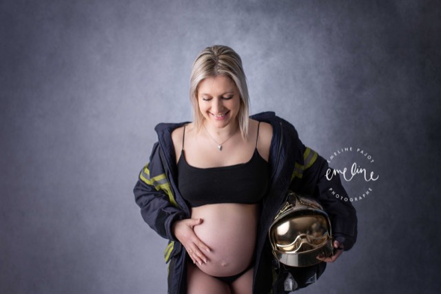 Texture grise, Photo femme enceinte, Tenue et casque de pompier, Brassière noire, Fond photo