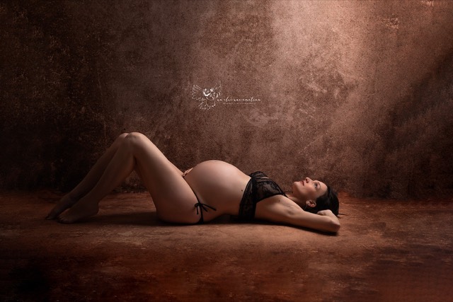 Fond texture marron, Session photo femme enceinte allongée, Fond photo