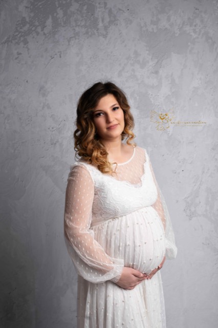 Fond Texture gris, Séance photo femme enceinte avec une longue robe blanche, Fond photo