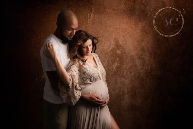 Fond Photo texturé de couleur marron, Séance photo maternité et couple, femme enceinte portant un longue robe beige
