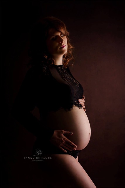 Fond photo marron, séance photo maternité, femme enceinte portant un top manche longue marron
