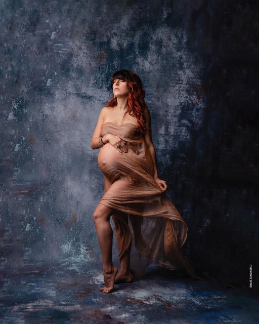 Fon et sol photo texturé de couelure gris foncé, séance photo femme enceinte portant un drapé beige
