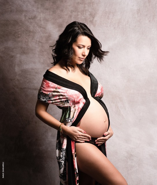 Fond texturé beige, séance photo avec femme enceinte portant une robe fleurie façon kimono, Fond photo