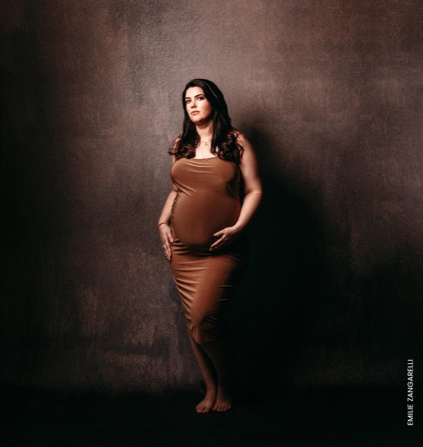 Fond photo texturé marron avec des nuances de beige, Photo de femme enceinte vétue d'une robe longue et moulante de couleur marron, Fond photo