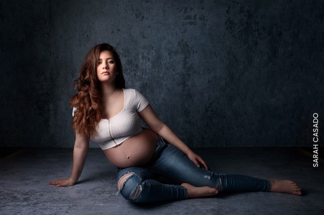 Fond et sol photo bleu nuit, séance photo avec femme enceinte portant un jean et un top blanc, Fond photo
