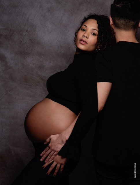 Fond Texturé gris, Session photo maternité et couple, femme enceinte vétue de noir, Homme de dos, Fond photo