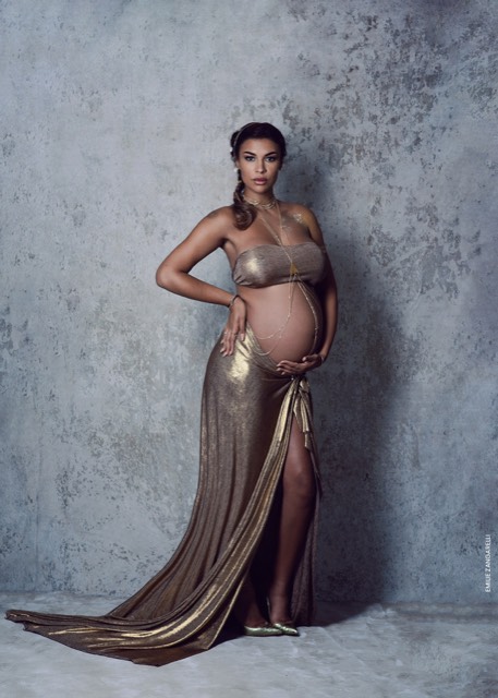 Fond texturé avec des nuanges de bleu, Session photo femme enceinte portant une longue jupe doré, pose altière, Fond photo