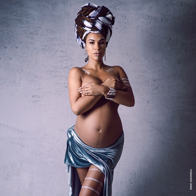 Fond photo texturé bleu, session photo femme enceinte, drapée d'un châle bleu et blanc, Fond photo