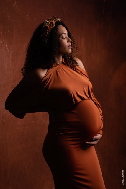 Texture cuivrée marron, Photo femme enceinte portant une robe moulante orangée, Fond photo