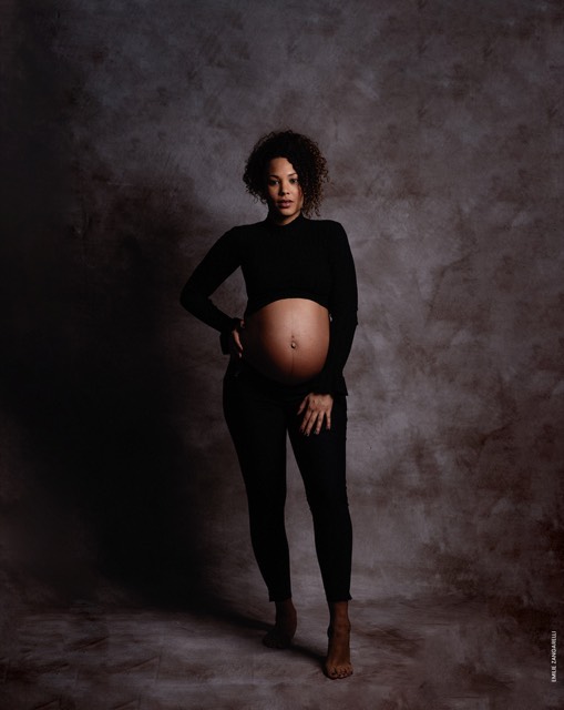 Fond et sols texturé nuances de gris, Photo de femme enceinte avec un collant noir et un top manche longue, Fond photo