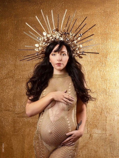 Fond doré, photo de femme enceinte portant une couronne et body transparent, Fond photo