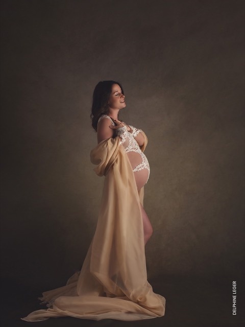 Texture marron, Séance photo femme enceinte avec drapée beige et body blanc, Fond photo
