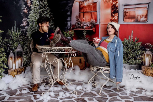 Caravane rouge et blanche, Sapin, Neige, Fond photo