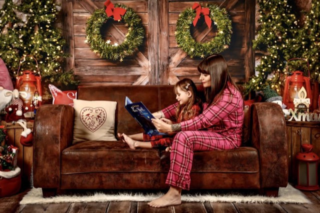 Porte en bois, Couronne de Noël, Canapé marron, Fond photo