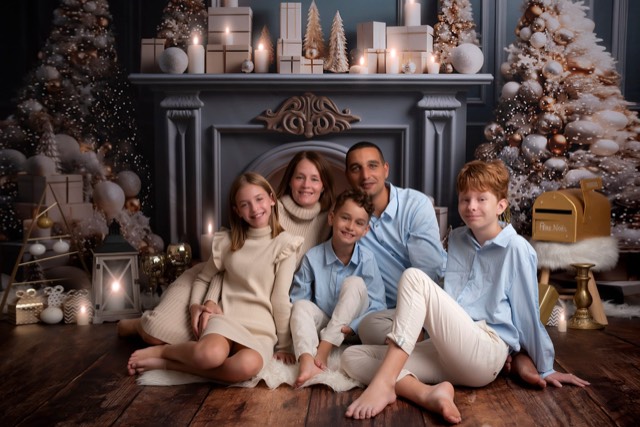 Cheminée blanche, Sapins de Noël blancs et dorés, Fond photo