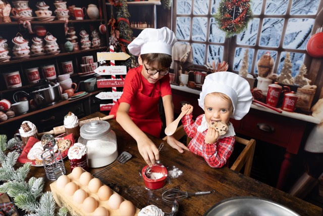 Fenêtre décorée avec couronne de Noël, Cuisine, Fond photo